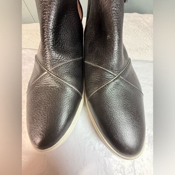 Elegant Black Leather Women's Boots - Picture 5 of 8